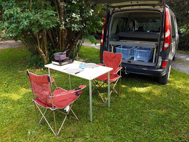 Aménagements modulaires - Table de camping - La Malle du Campeur, véhicules aménagés à l’aide de kits amovibles adaptés à tout type de véhicule