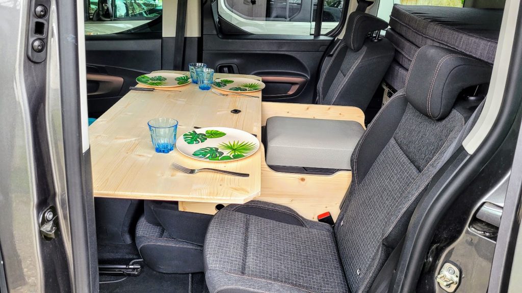 Dormez et mangez dans votre voiture type Berlingo hybride, Jogger, Rifter, Kangoo