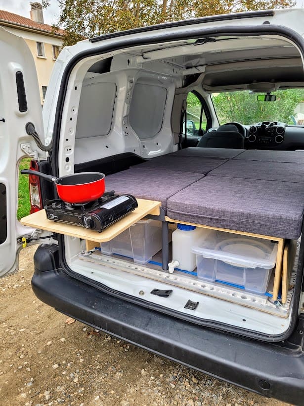 Aménagement Peugeot Rifter kit escapade configuration lit avec tablette cuisine