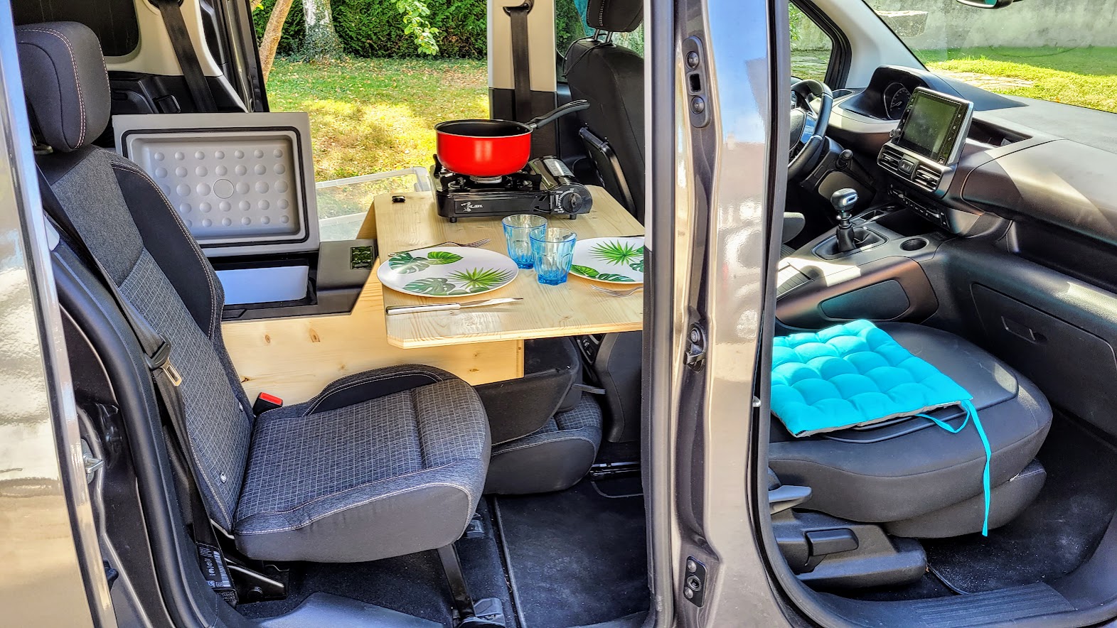 Box repas amovible en accessoires de voyages pour votre voiture