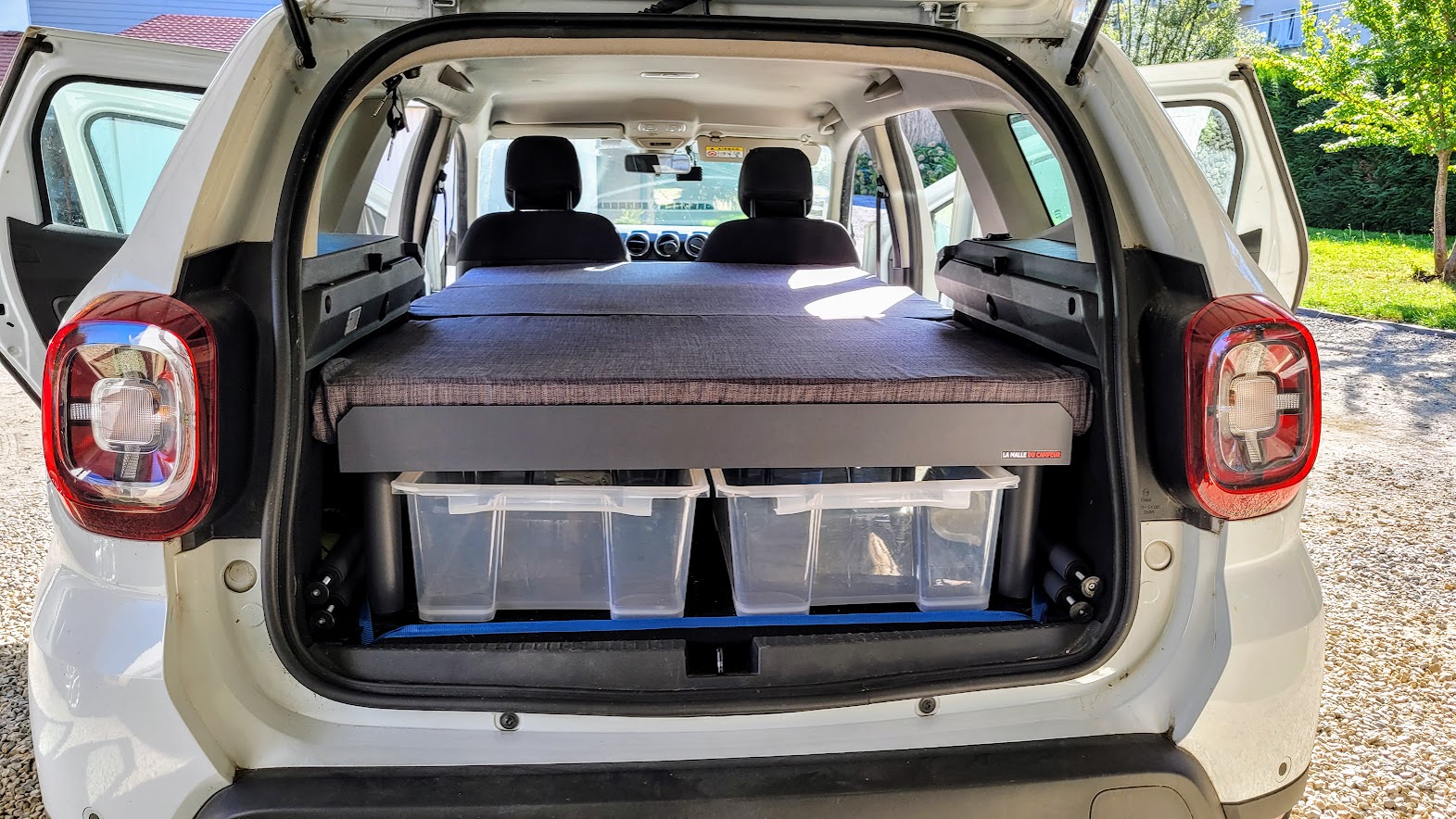 Voyagez et dormez confortablement dans votre voiture avec le kit escapade