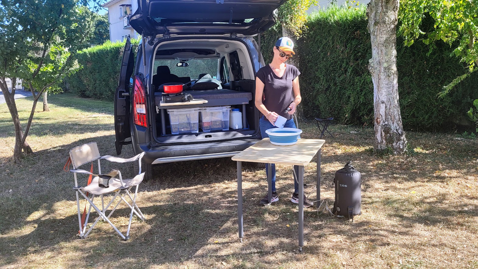 Table avec pieds réglables pour vos escapades