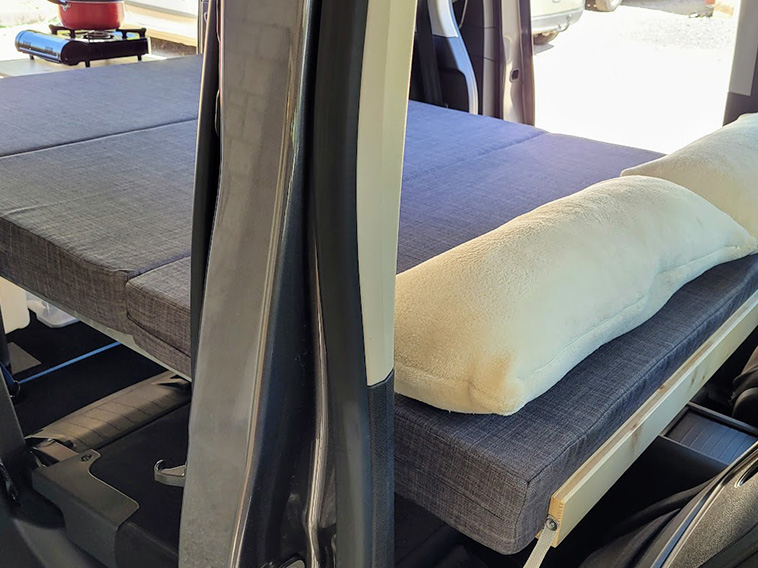 Malle évasion pour une aventure vanlife : équipement pour dormir dans sa voiture