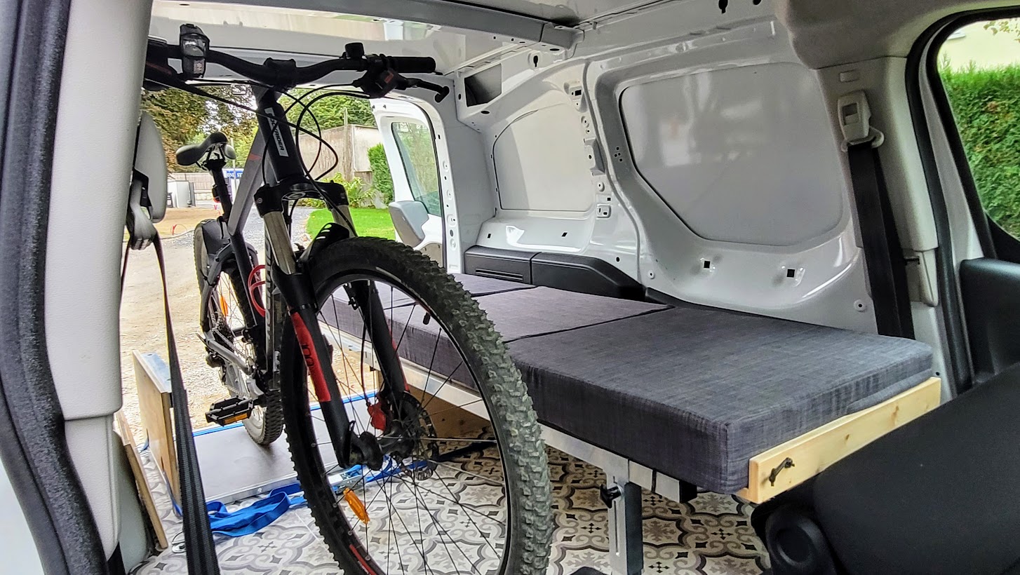 Voiture aménagée avec un support pour vélos