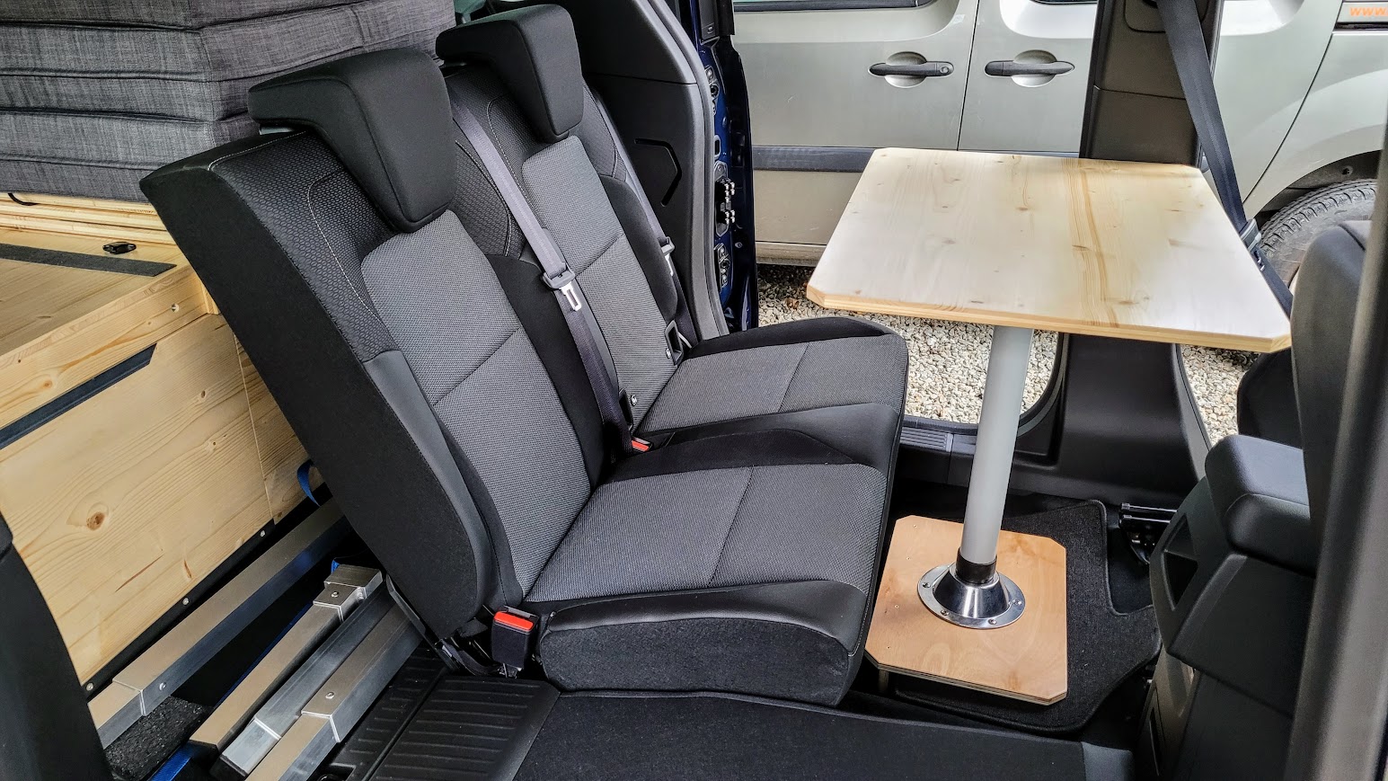 Installez et désinstallez votre table intérieure facilement dans votre voiture aménagé