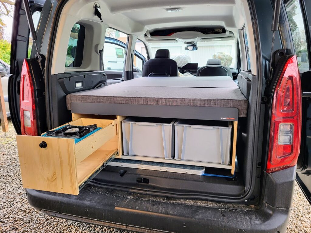 Aménager un Berlingo en van avec La Malle Du Campeur