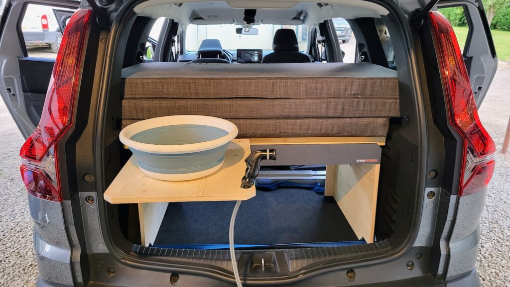 kit pour dormir en voiture jogger de La Malle Du Campeur