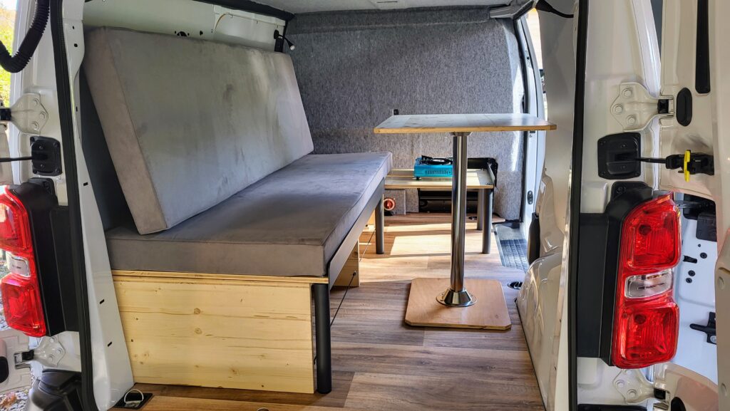 lit peigne à Tarbes, La malle du campeur