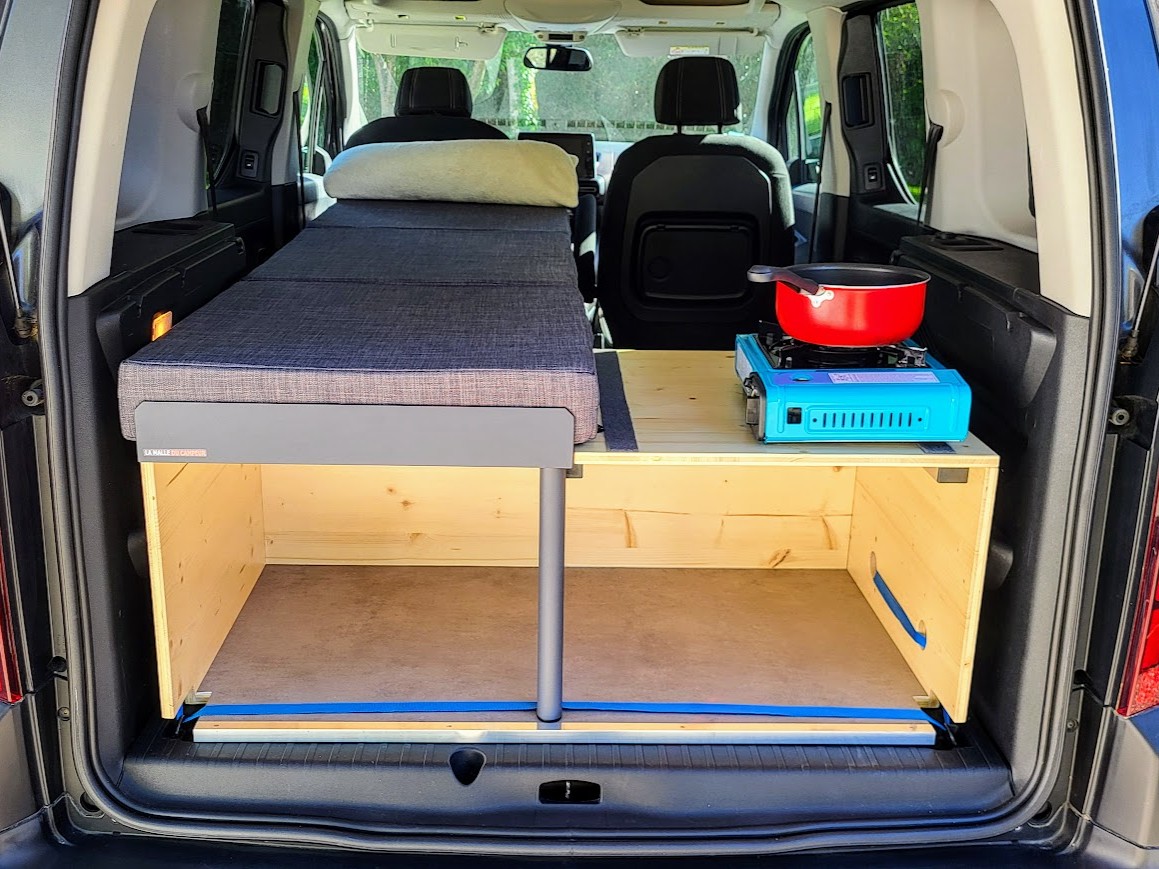 kit solo évolutif avec 1 coin repas et 1 lit