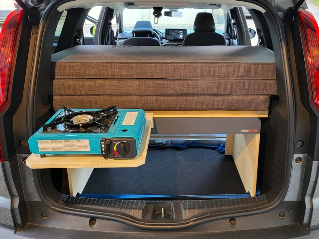kit voiture pour dormir la malle du campeur